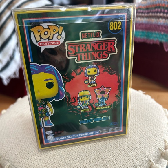 Funko Pop! Stranger Things - Eleven #802 Blacklight (Special Edition) - Picture 4 of 9